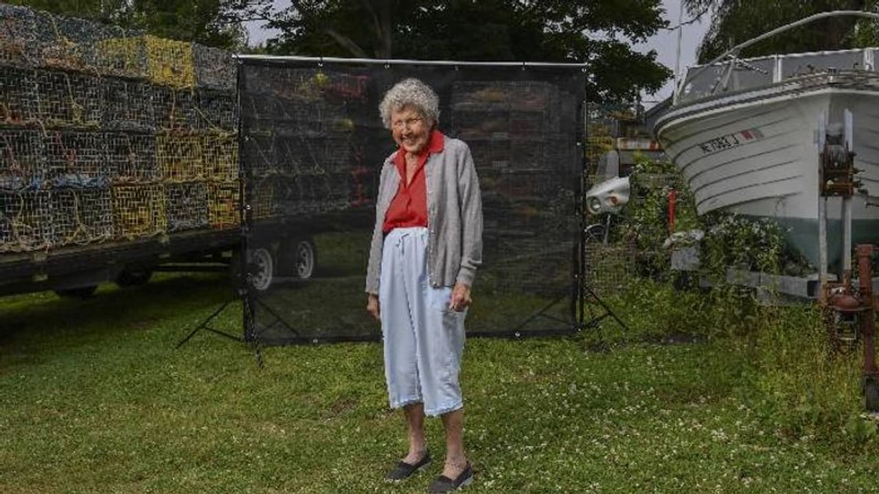 'ഞാൻ ബോസാടാ, ബോസ്'; 104 ലും വീട്ടിലിരിക്കാനില്ല, കടലിൽ പോയി കൊഞ്ചിനെ പിടിച്ച് മുത്തശ്ശി 'ഞാൻ ബോസാടാ, ബോസ്'; 104 ലും വീട്ടിലിരിക്കാനില്ല, കടലിൽ പോയി കൊഞ്ചിനെ പിടിച്ച് മുത്തശ്ശി