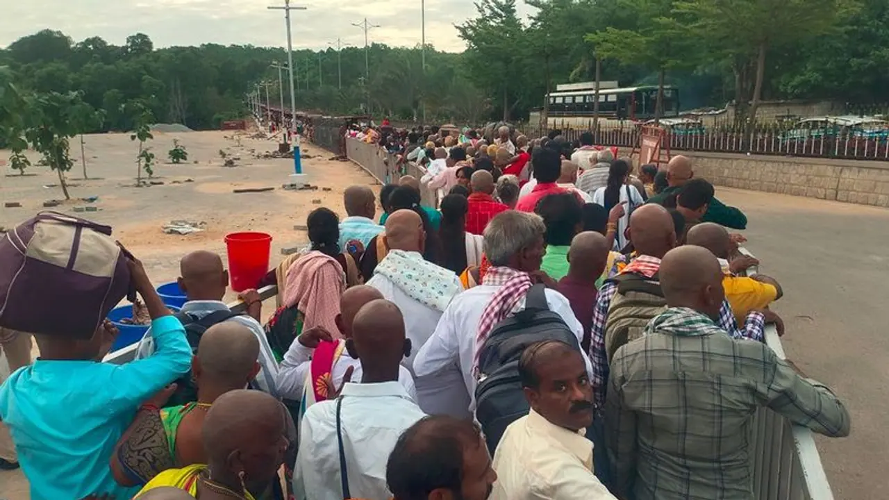 ಮೂರು ದಿನ ನಿರಂತರ ರಜೆ: ತಿರುಪತಿಯಲ್ಲಿ ಬಾಲಾಜಿ ದರ್ಶನಕ್ಕೆ ಜನಸಾಗರ, 3 ಕಿ.ಮೀ. ಉದ್ದ ಕ್ಯೂ ಮೂರು ದಿನ ನಿರಂತರ ರಜೆ: ತಿರುಪತಿಯಲ್ಲಿ ಬಾಲಾಜಿ ದರ್ಶನಕ್ಕೆ ಜನಸಾಗರ, 3 ಕಿ.ಮೀ. ಉದ್ದ ಕ್ಯೂ