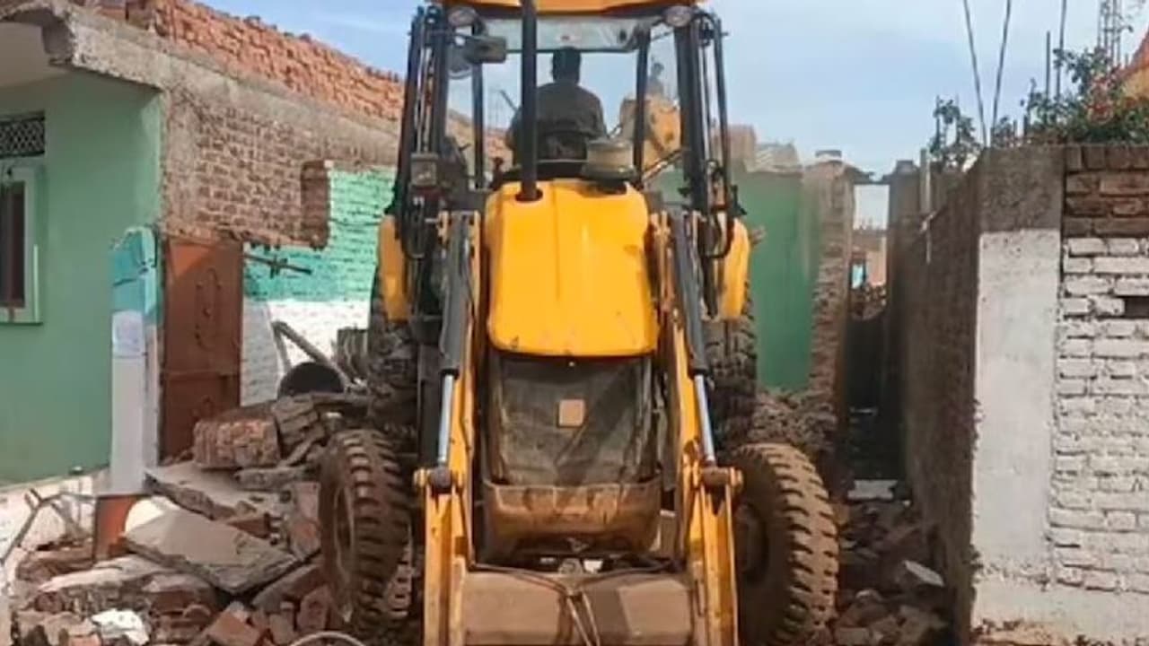 ബുള്ഡോസര് രാജ് വേണ്ടെന്ന് സുപ്രീം കോടതി, മുൻവിധിയോടെ നടപടി പാടില്ല, പ്രതികളുടെ വീട് ഇടിച്ച് നിരത്തരുത് ബുള്ഡോസര് രാജ് വേണ്ടെന്ന് സുപ്രീം കോടതി, മുൻവിധിയോടെ നടപടി പാടില്ല, പ്രതികളുടെ വീട് ഇടിച്ച് നിരത്തരുത്