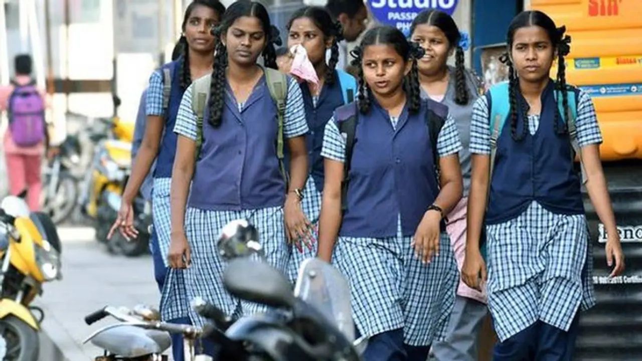 കനത്ത മഴ തുടരും: നാളെയും അവധി: 2 ജില്ലകളിൽ കോളേജുകളടക്കം വിദ്യാഭ്യാസ സ്ഥാപനങ്ങൾക്ക് അവധി പ്രഖ്യാപിച്ചു കനത്ത മഴ തുടരും: നാളെയും അവധി: 2 ജില്ലകളിൽ കോളേജുകളടക്കം വിദ്യാഭ്യാസ സ്ഥാപനങ്ങൾക്ക് അവധി പ്രഖ്യാപിച്ചു