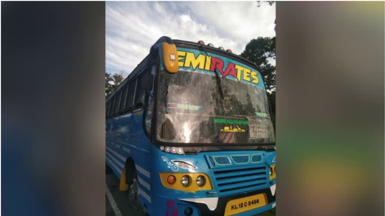 മുത്തങ്ങയിൽ നിർത്തിയിട്ട ബസിന് നേരെ കാട്ടാന ആക്രമണം; മുൻഭാഗത്തെ ഗ്ലാസ് തകർന്നു