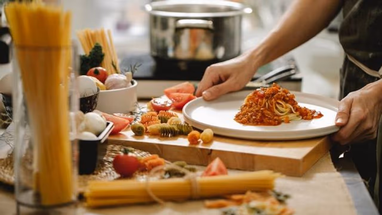 ഭർത്താവിന് ഭക്ഷണമുണ്ടാക്കാൻ നാല് മണിക്കുണരുമെന്ന് യുവതി, വിമർശിച്ചും അഭിനന്ദിച്ചും കമന്റുകൾ