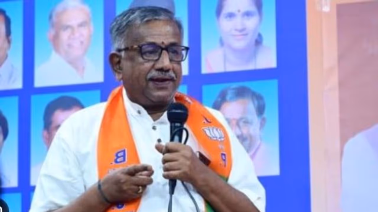 കര്ണാടകയിൽ ഇന്ധനവില വര്ധനവിനെതിരെ പ്രതിഷേധിക്കുന്നതിനിടെ ബിജെപി നേതാവ് കുഴഞ്ഞുവീണു മരിച്ചു കര്ണാടകയിൽ ഇന്ധനവില വര്ധനവിനെതിരെ പ്രതിഷേധിക്കുന്നതിനിടെ ബിജെപി നേതാവ് കുഴഞ്ഞുവീണു മരിച്ചു