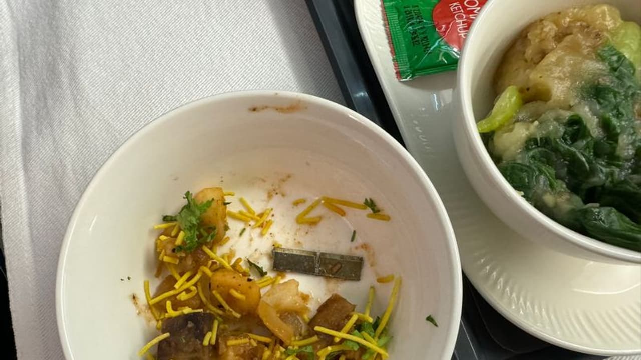 ஏர் இந்தியா விமானத்தில் அளிக்கப்பட்ட உணவில் பிளேடு! வாயில் போட்டு மென்று பார்த்த பயணி! ஏர் இந்தியா விமானத்தில் அளிக்கப்பட்ட உணவில் பிளேடு! வாயில் போட்டு மென்று பார்த்த பயணி!