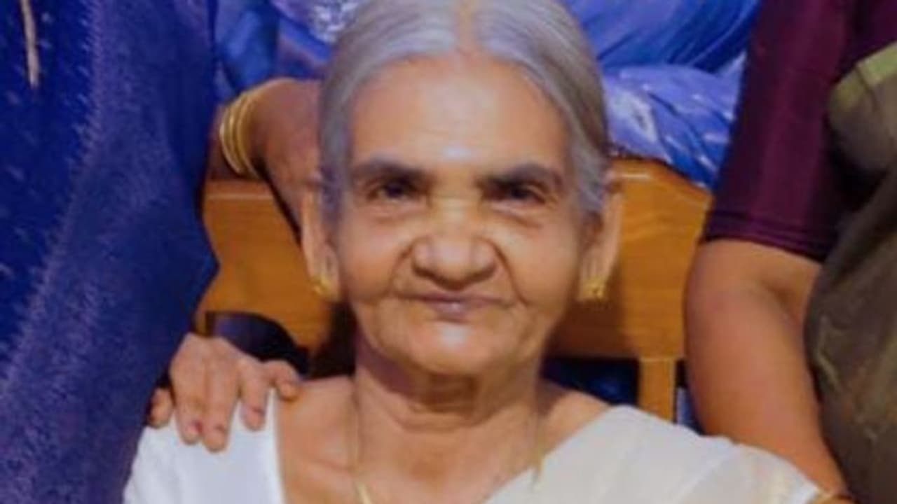 ജെസിബി ഉപയോഗിച്ച് മണ്ണ് നീക്കുന്നതിനിടെ വീടിന് മുകളിൽ പന കടപുഴകി വീണു, കോഴിക്കോട് വയോധികക്ക് ദുരുണാന്ത്യം ജെസിബി ഉപയോഗിച്ച് മണ്ണ് നീക്കുന്നതിനിടെ വീടിന് മുകളിൽ പന കടപുഴകി വീണു, കോഴിക്കോട് വയോധികക്ക് ദുരുണാന്ത്യം