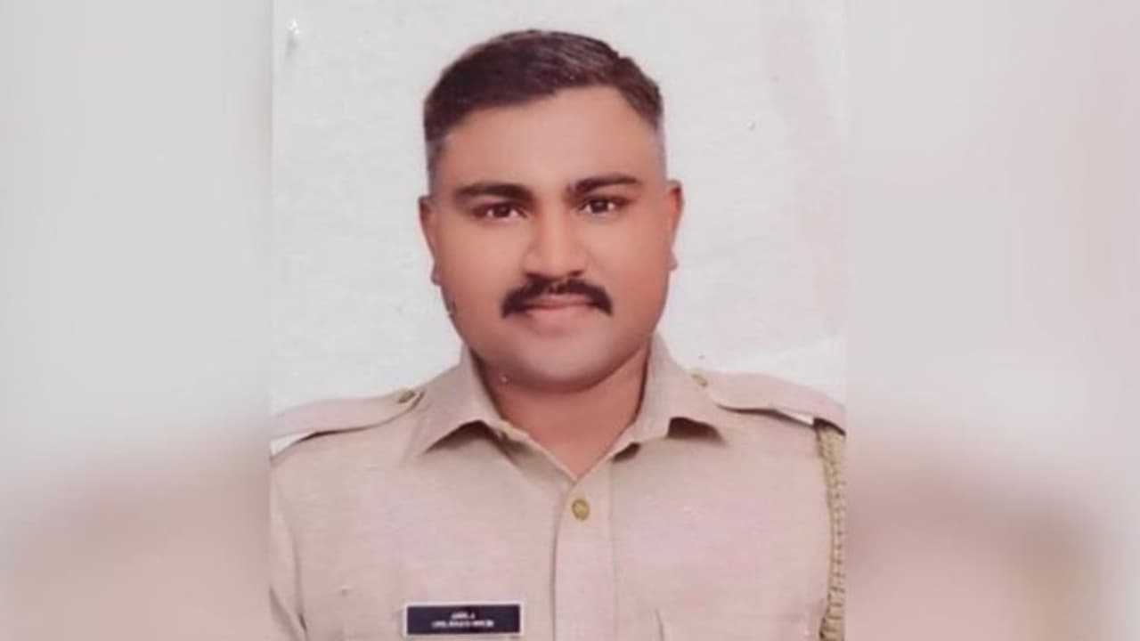 ക്രിമിനൽ കേസ് പ്രതിക്കടക്കം പാസ്പോർട്ട്, പൊലീസുകാരനായ പ്രതി ഒളിവിലെന്ന് അന്വേഷണസംഘം, ഇയാൾക്കെതിരെ 1 കേസ് കൂടി ക്രിമിനൽ കേസ് പ്രതിക്കടക്കം പാസ്പോർട്ട്, പൊലീസുകാരനായ പ്രതി ഒളിവിലെന്ന് അന്വേഷണസംഘം, ഇയാൾക്കെതിരെ 1 കേസ് കൂടി