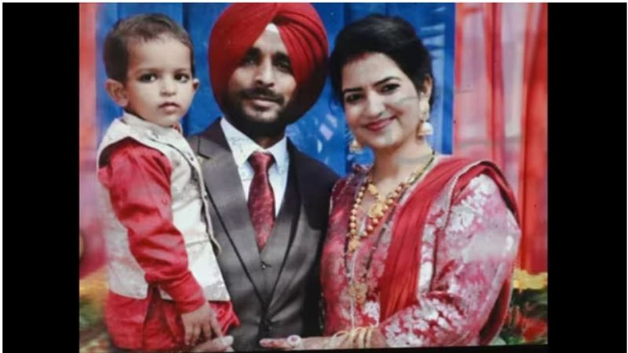 'പപ്പാ, ദയവായി മടങ്ങി വരൂ, കാത്തിരിക്കുകയാണ്'; സൈനികനായിരുന്ന അച്ഛൻ മരിച്ചതറിയാതെ എന്നും സന്ദേശമയക്കുന്ന മകൻ