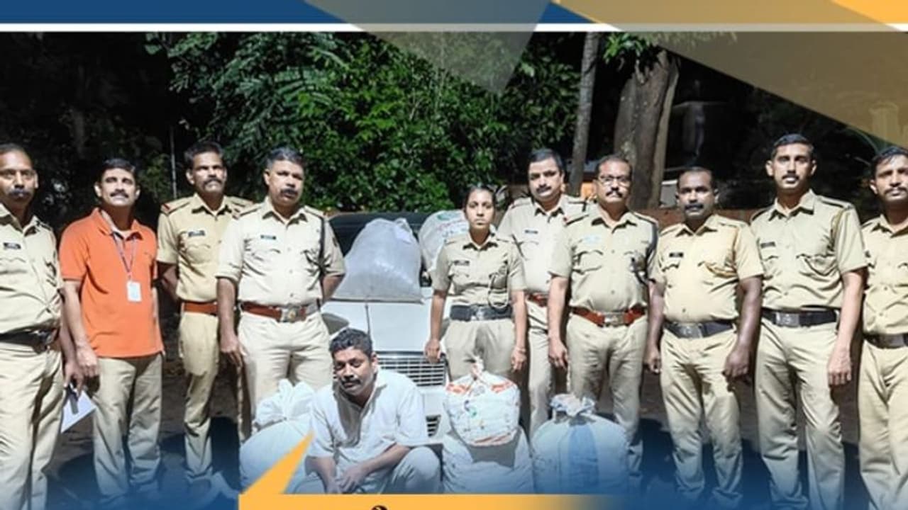 ചെക്ക് പോസ്റ്റിൽ നിര്ത്താതെ പാഞ്ഞ് ഫിയറ്റ് കാര്, ഇരിട്ടിയിൽ തടഞ്ഞ് പരിശോധന, പിടിച്ചത് 60 കിലോ കഞ്ചാവ് ചെക്ക് പോസ്റ്റിൽ നിര്ത്താതെ പാഞ്ഞ് ഫിയറ്റ് കാര്, ഇരിട്ടിയിൽ തടഞ്ഞ് പരിശോധന, പിടിച്ചത് 60 കിലോ കഞ്ചാവ്