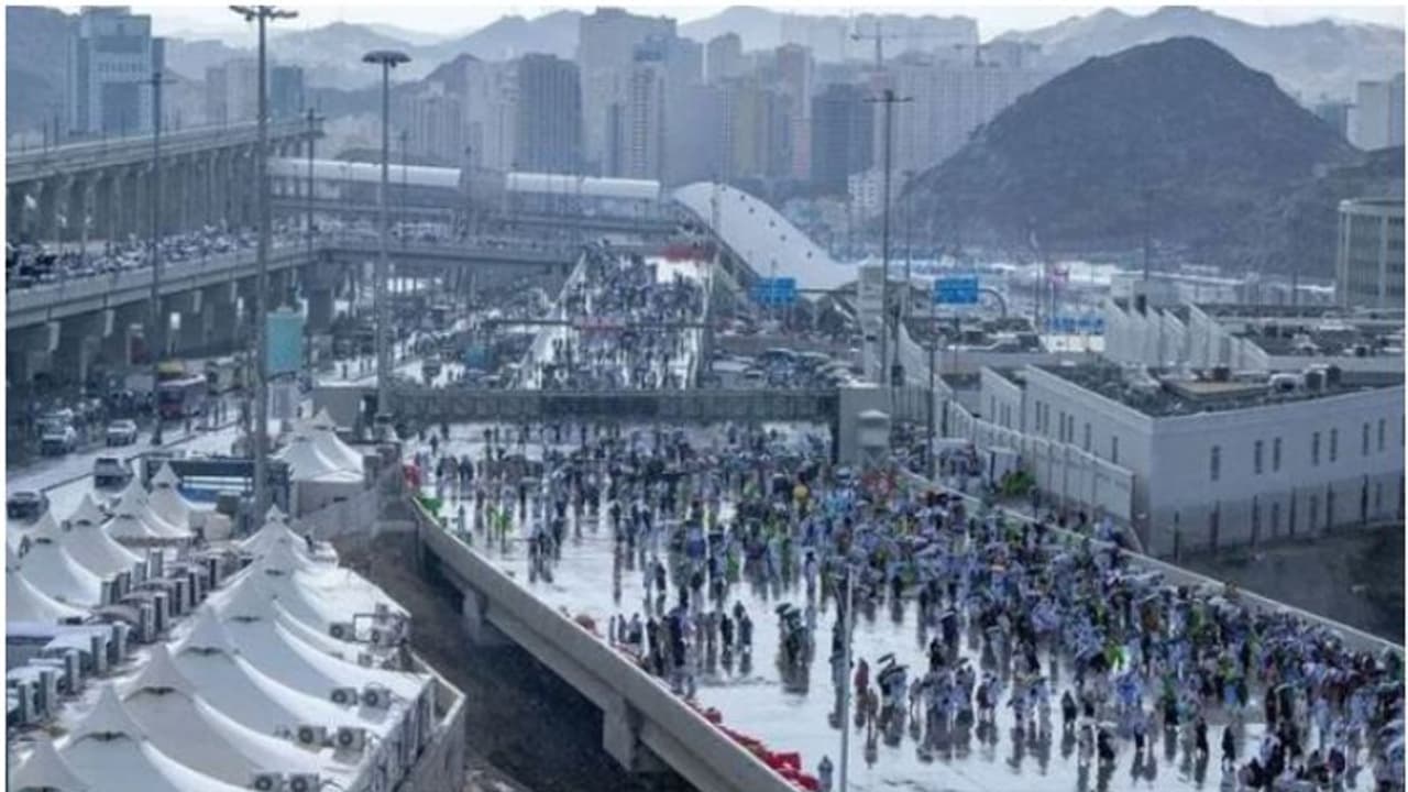 പൊള്ളുന്ന ചൂടിന് ആശ്വാസമായി മക്കയില് മഴ പൊള്ളുന്ന ചൂടിന് ആശ്വാസമായി മക്കയില് മഴ