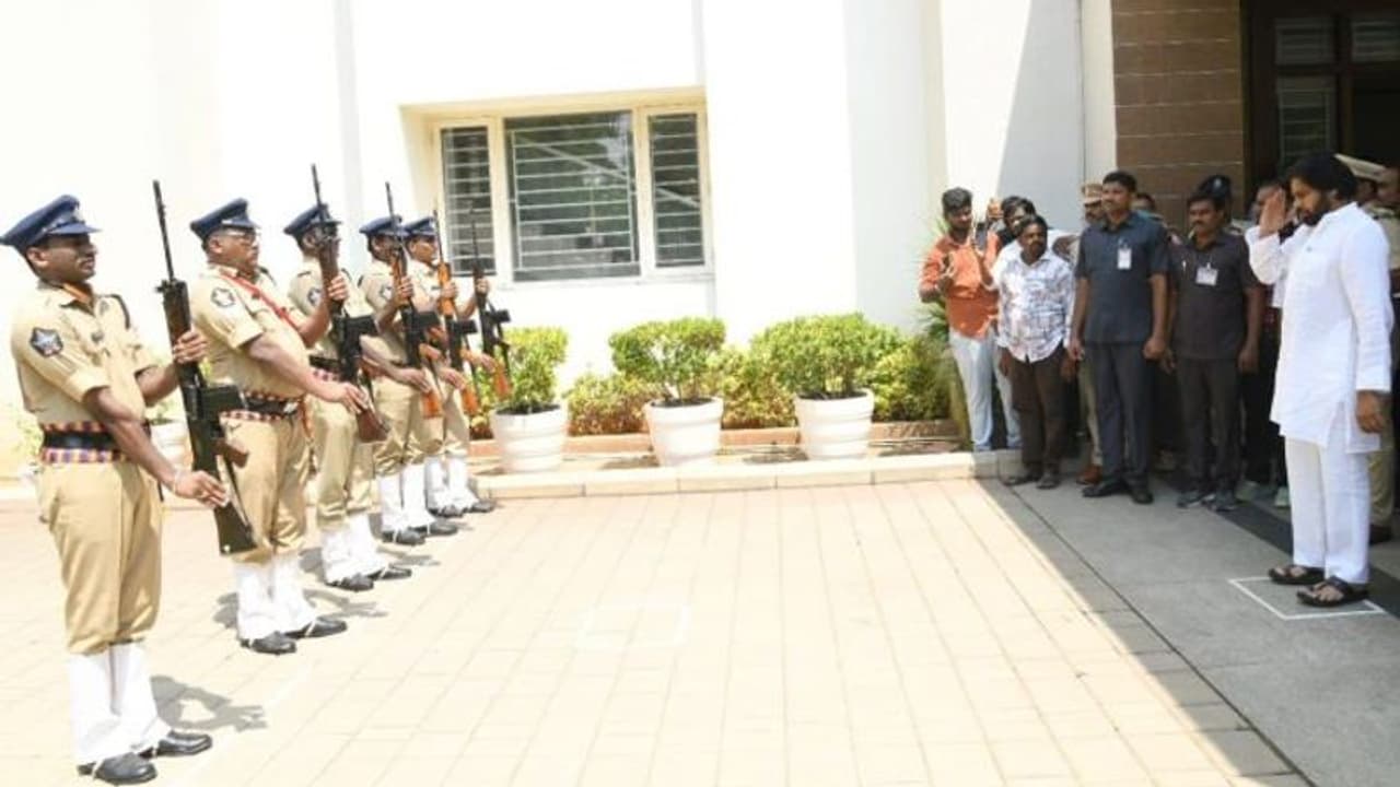 ఇక పవన్ చుట్టూ కమాండోలు... అసలు ఏమిటీ వై ప్లస్ సెక్యూరిటీ? ఎలా వుంటుంది? ఇక పవన్ చుట్టూ కమాండోలు... అసలు ఏమిటీ వై ప్లస్ సెక్యూరిటీ? ఎలా వుంటుంది?