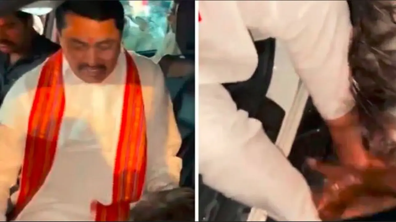 ಕಾರು ಏರುವ ಮುನ್ನ ಕೆಸರಾದ ಕಾಲನ್ನು ಕಾರ್ಯಕರ್ತನ ಕೈಲಿ ತೊಳೆಸಿಕೊಂಡ ಕಾಂಗ್ರೆಸ್ ಮುಖ್ಯಸ್ಥ: ವೀಡಿಯೋ ವೈರಲ್ ಕಾರು ಏರುವ ಮುನ್ನ ಕೆಸರಾದ ಕಾಲನ್ನು ಕಾರ್ಯಕರ್ತನ ಕೈಲಿ ತೊಳೆಸಿಕೊಂಡ ಕಾಂಗ್ರೆಸ್ ಮುಖ್ಯಸ್ಥ: ವೀಡಿಯೋ ವೈರಲ್