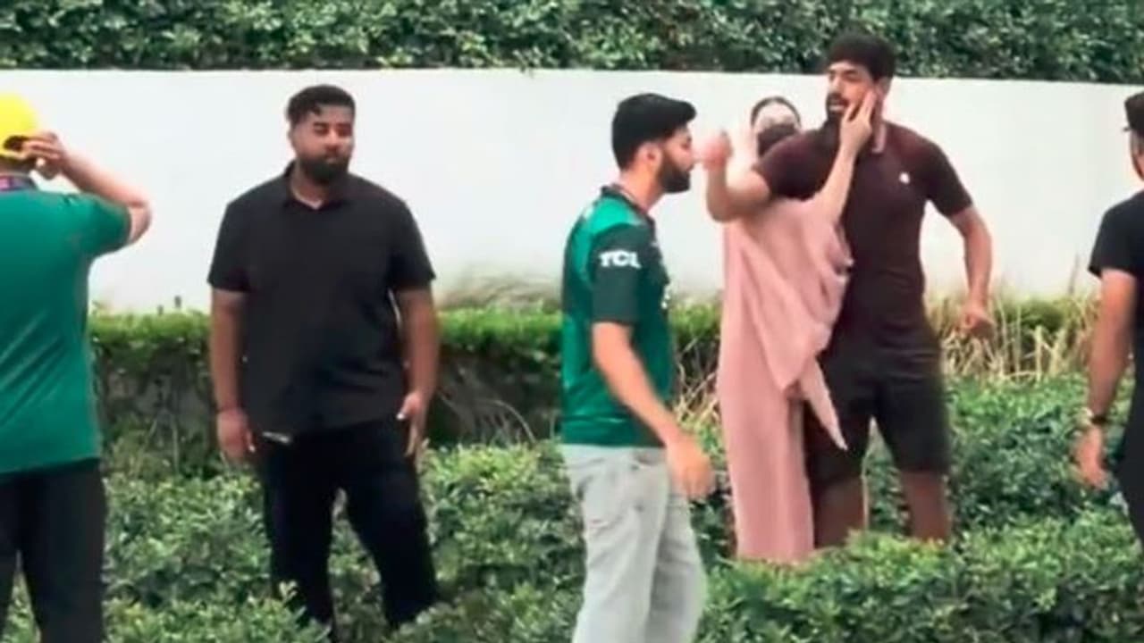 'നീ ഇന്ത്യക്കാരനല്ലേടാ'...എന്ന് പറഞ്ഞ് ആരാധകനെ തല്ലാനായി ഓടിച്ച സംഭവം; വിശദീകരണവുമായി പാക് താരം ഹാരിസ് റൗഫ്