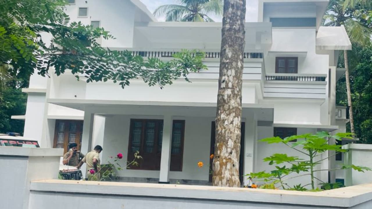 വീട്ടുകാര് ആശുപത്രിയിൽ പോയ സമയത്ത് വീട് കുത്തിത്തുറന്ന് കവര്ച്ച, 35 പവനും 4000 രൂപയും നഷ്ടമായി വീട്ടുകാര് ആശുപത്രിയിൽ പോയ സമയത്ത് വീട് കുത്തിത്തുറന്ന് കവര്ച്ച, 35 പവനും 4000 രൂപയും നഷ്ടമായി