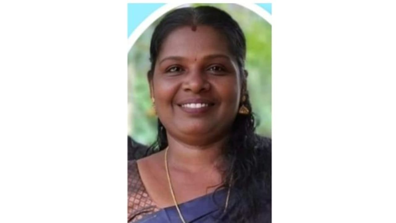 കാറും ലോറിയും കുട്ടിയിടിച്ച് ഉണ്ടായ അപകടത്തില് പരിക്കേറ്റ് ചികിത്സയിലായിരുന്ന വീട്ടമ്മ മരിച്ചു കാറും ലോറിയും കുട്ടിയിടിച്ച് ഉണ്ടായ അപകടത്തില് പരിക്കേറ്റ് ചികിത്സയിലായിരുന്ന വീട്ടമ്മ മരിച്ചു