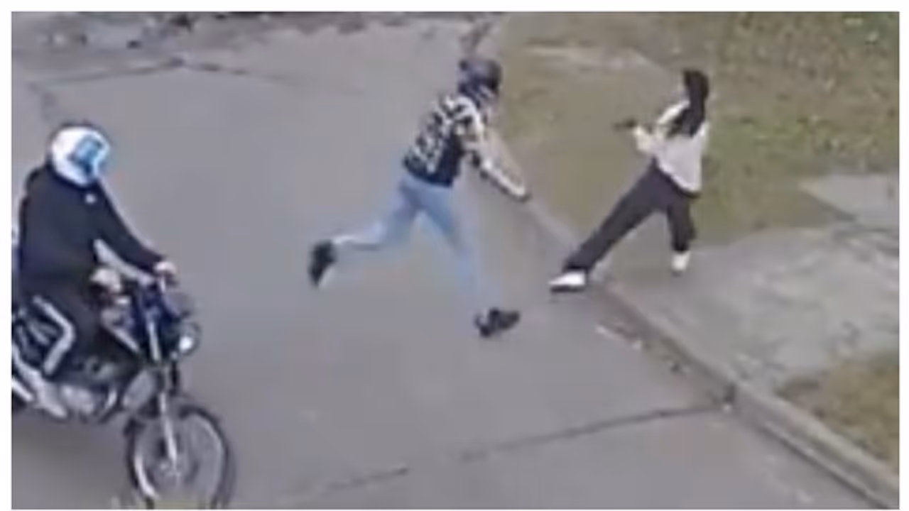 ബൈക്കിലെത്തി യുവതിയെ കൊള്ളയടിക്കാന്‍ ശ്രമിച്ച് യുവാക്കള്‍; പിന്നാലെ കേട്ടത് മൂന്ന് വെടിയൊച്ച, വീഡിയോ വൈറല്‍ 
