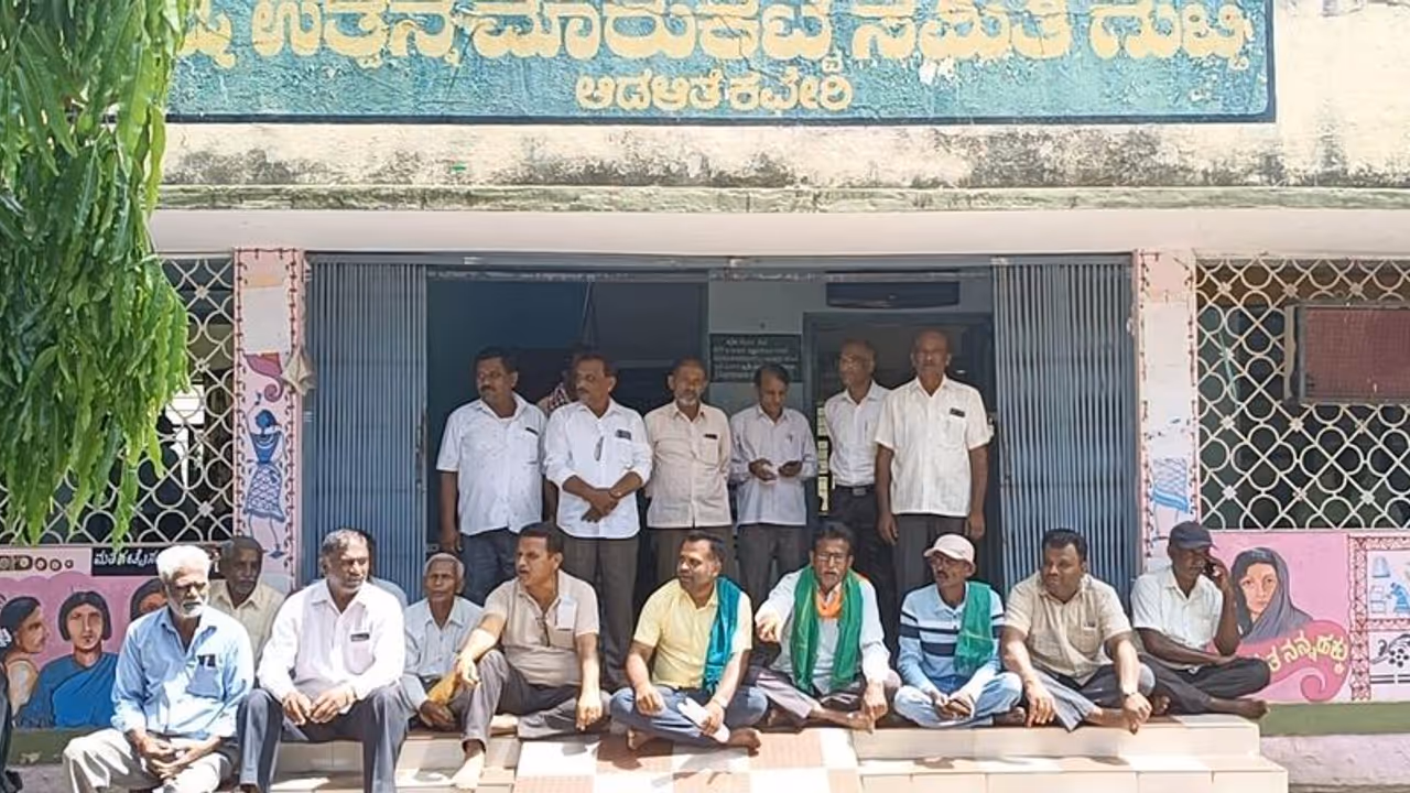 ಕೊಬ್ಬರಿ ಖರೀದಿ ಹಣ ರೈತರ ಖಾತೆಗೆ ಜಮಾ ಮಾಡಲು ಡಿಮ್ಯಾಂಡ್ ಕೊಬ್ಬರಿ ಖರೀದಿ ಹಣ ರೈತರ ಖಾತೆಗೆ ಜಮಾ ಮಾಡಲು ಡಿಮ್ಯಾಂಡ್