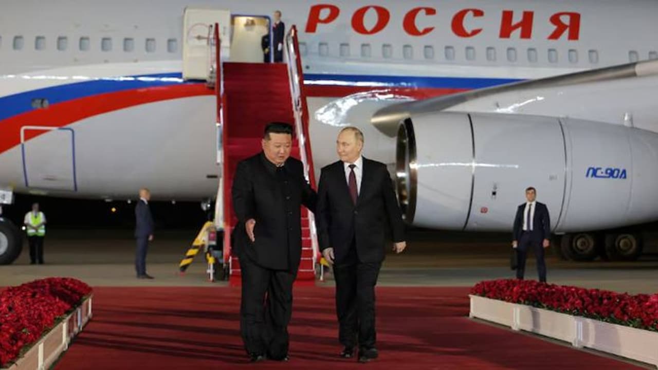 ചുവന്ന റോസാ പൂക്കളും പരവതാനിയും, വ്ലാദിമിർ പുടിന് ഉത്തര കൊറിയയിൽ വൻ സ്വീകരണം ചുവന്ന റോസാ പൂക്കളും പരവതാനിയും, വ്ലാദിമിർ പുടിന് ഉത്തര കൊറിയയിൽ വൻ സ്വീകരണം