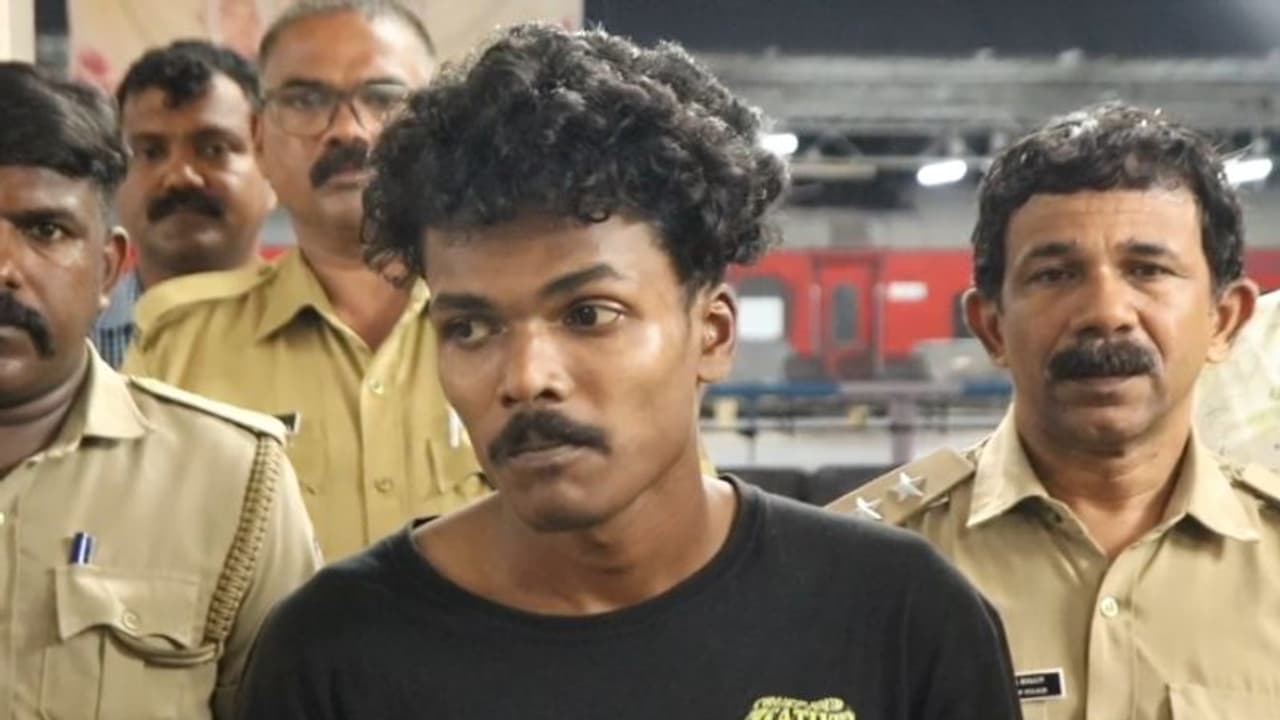 'സാധനം വാങ്ങാൻ ആളെത്തുന്നതും കാത്ത് കൊച്ചുവേളിയിൽ ഒളിച്ചിരുന്നു'; മയക്കുമരുന്നുമായി യുവാവ് പിടിയിൽ 'സാധനം വാങ്ങാൻ ആളെത്തുന്നതും കാത്ത് കൊച്ചുവേളിയിൽ ഒളിച്ചിരുന്നു'; മയക്കുമരുന്നുമായി യുവാവ് പിടിയിൽ