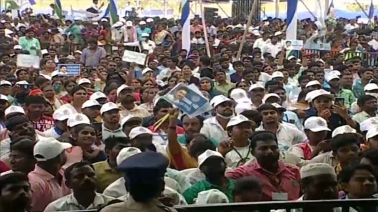 రాజీనామా చేయమన్నవారిపై కేసులు పెట్టమంటున్న మంత్రులు... ఇప్పుడు వాలంటీర్ల పరిస్థితేంటి..? రాజీనామా చేయమన్నవారిపై కేసులు పెట్టమంటున్న మంత్రులు... ఇప్పుడు వాలంటీర్ల పరిస్థితేంటి..?