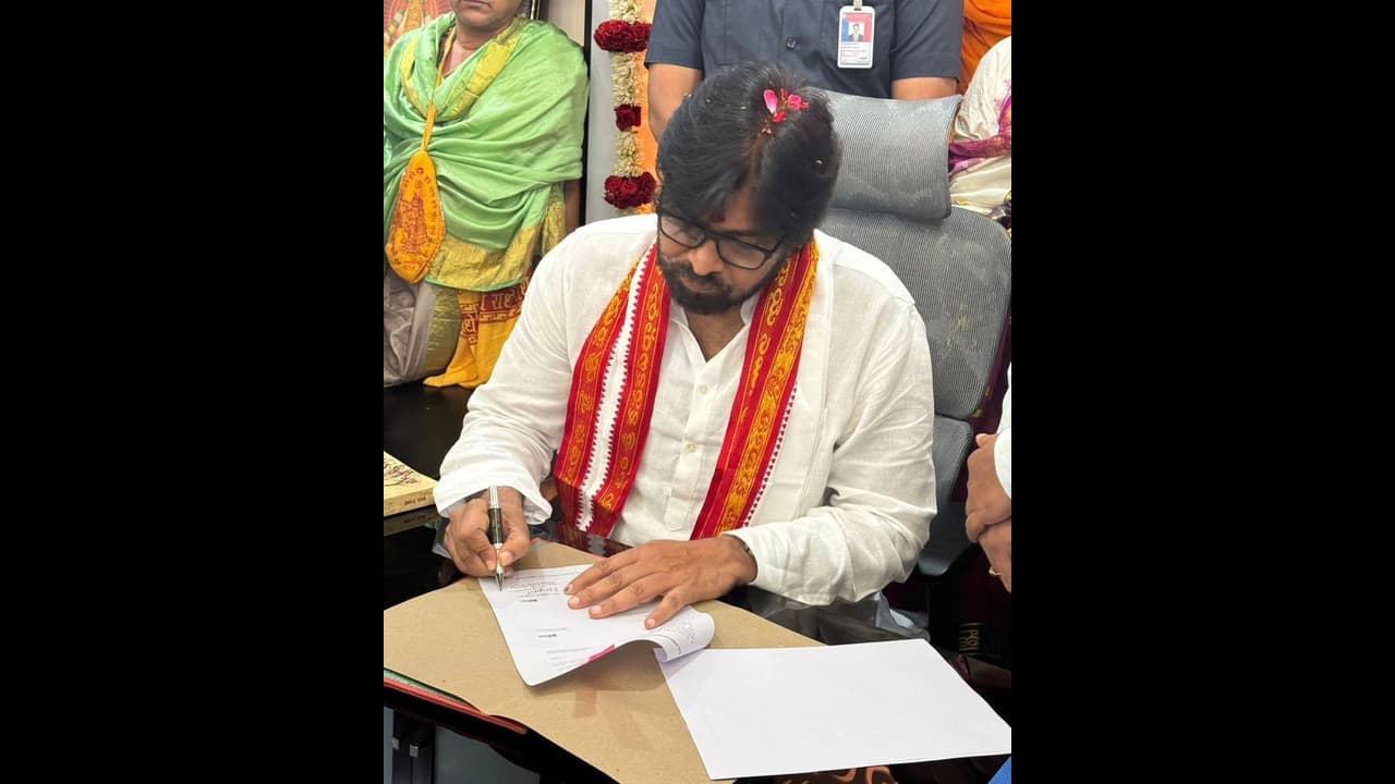 డిప్యూటీ సీఎంగా పవన్ బాధ్యతలు... ఆ ఐదు శాఖలు అందుకే తీసుకున్నారట.. డిప్యూటీ సీఎంగా పవన్ బాధ్యతలు... ఆ ఐదు శాఖలు అందుకే తీసుకున్నారట..