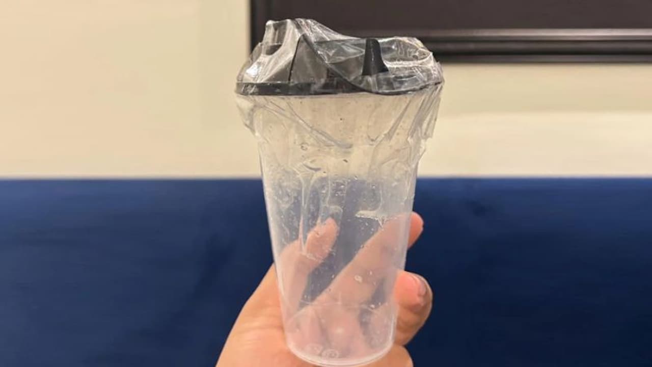 ലൈം സോഡ ഓർഡർ ചെയ്ത യുവാവിന് കിട്ടിയത് ഒഴിഞ്ഞ ഗ്ലാസ്; വൈറലായി പോസ്റ്റ് ലൈം സോഡ ഓർഡർ ചെയ്ത യുവാവിന് കിട്ടിയത് ഒഴിഞ്ഞ ഗ്ലാസ്; വൈറലായി പോസ്റ്റ്