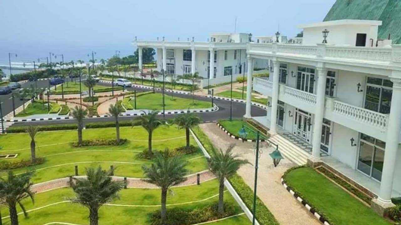 ரூ.500 கோடியில் பாகுபலியை மிஞ்சும் பிரமாண்டம்.. ஸ்பா! 12 படுக்கையறை! ஆந்திராவை அலறவிட்ட ஜெகன் மோகன் ரெட்டி! ரூ.500 கோடியில் பாகுபலியை மிஞ்சும் பிரமாண்டம்.. ஸ்பா! 12 படுக்கையறை! ஆந்திராவை அலறவிட்ட ஜெகன் மோகன் ரெட்டி!