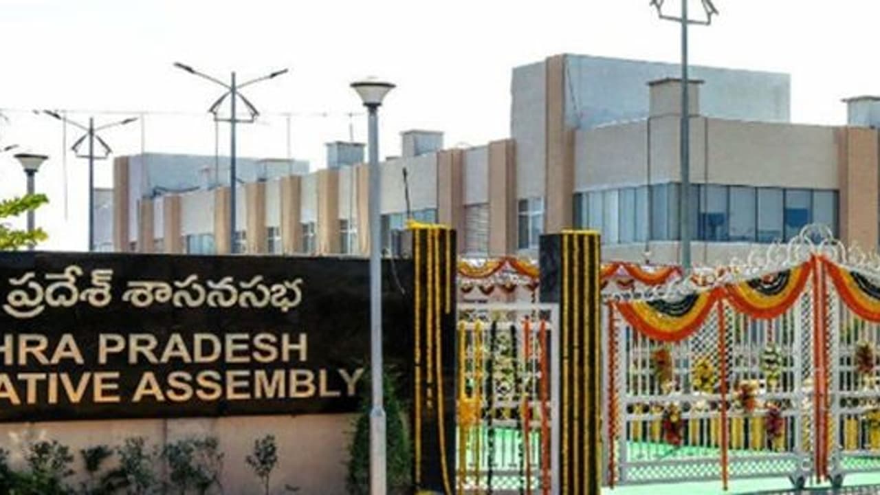 ടിവി ചാനൽ 'യുദ്ധം'; ആന്ധ്ര നിയമസഭയിൽ ടിഡിപി അനുകൂല മാധ്യമങ്ങളുടെ വിലക്ക് നീക്കി, ജഗന് തിരിച്ചടി നൽകി ടിഡിപി