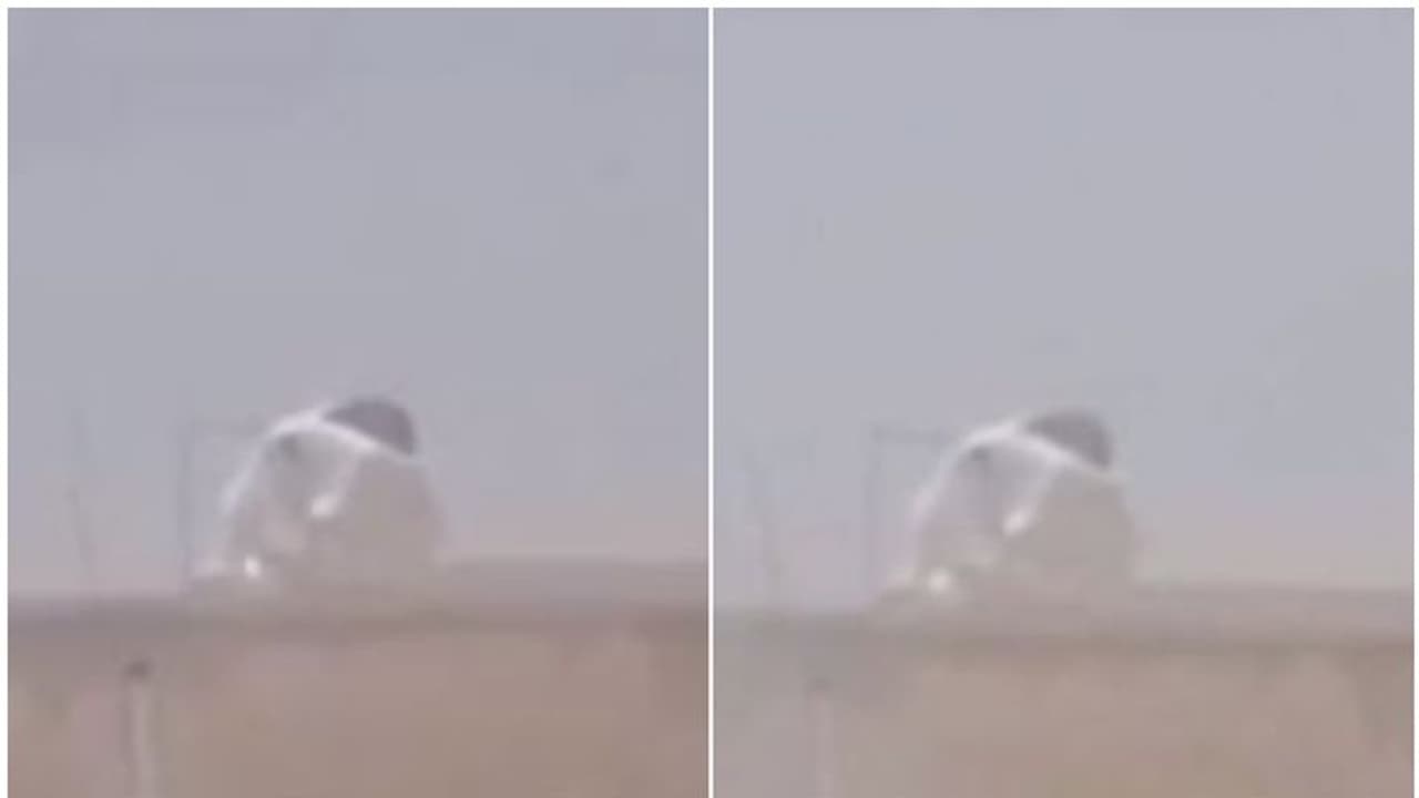 ഒറ്റനോട്ടത്തിൽ തലകുനിച്ചിരിക്കുന്ന ആൾ, പക്ഷെ സംഭവം അതീവ ഗൗരവമുള്ളതാണ്, ഈ ചിത്രം മാത്രം മതി, സൗദിയിലെ ചൂടറിയാൻ ഒറ്റനോട്ടത്തിൽ തലകുനിച്ചിരിക്കുന്ന ആൾ, പക്ഷെ സംഭവം അതീവ ഗൗരവമുള്ളതാണ്, ഈ ചിത്രം മാത്രം മതി, സൗദിയിലെ ചൂടറിയാൻ