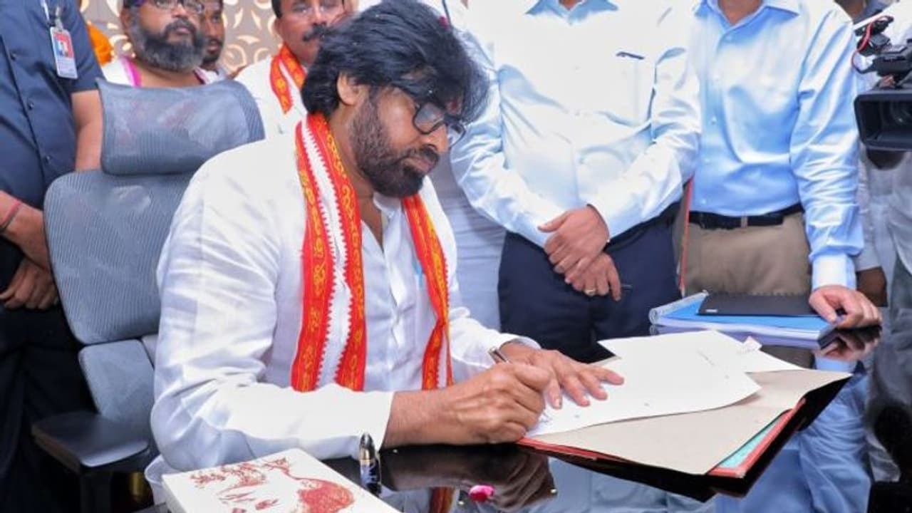 వదినమ్మ ఇచ్చిన పెన్నుతో పవన్ పవర్ ఫుల్ సంతకం ... ఇదే కదా కోరుకున్నది..!! వదినమ్మ ఇచ్చిన పెన్నుతో పవన్ పవర్ ఫుల్ సంతకం ... ఇదే కదా కోరుకున్నది..!!