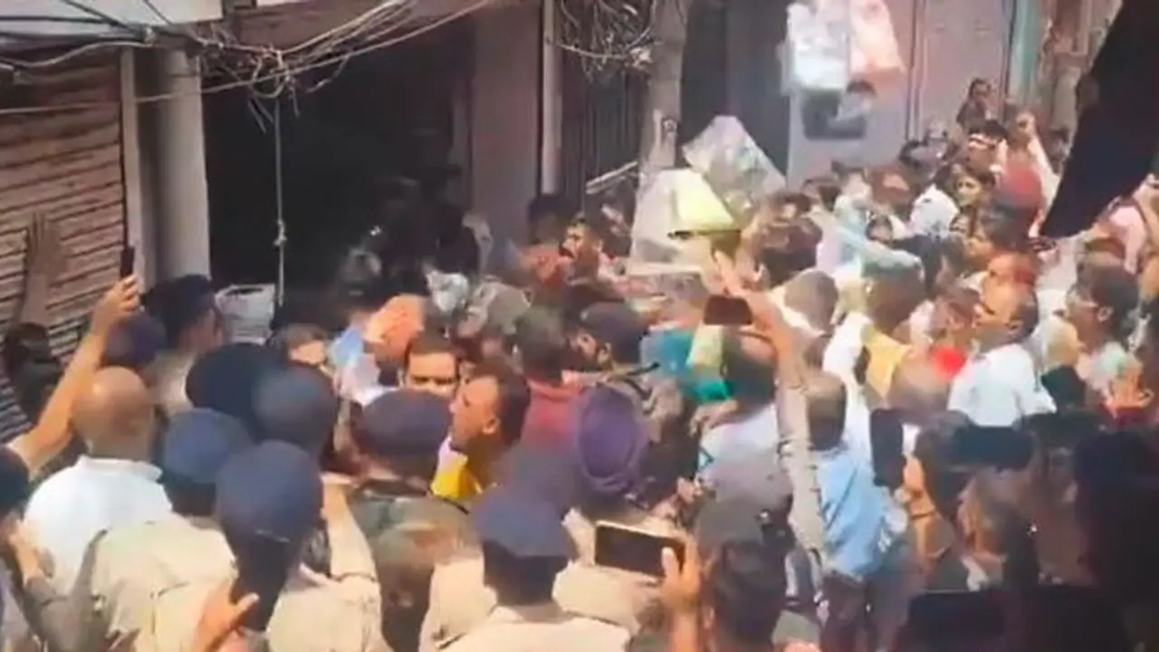 ವಾಟ್ಸಾಪ್ ಸ್ಟೇಟಸ್‌ನಲ್ಲಿ ಹಸು ಬಲಿಕೊಡುವ ಫೋಟೋ: ರೊಚ್ಚಿಗೆದ್ದ ಜನ, ಬಟ್ಟೆ ಅಂಗಡಿ ಮಾಲೀಕ ನಾಪತ್ತೆ