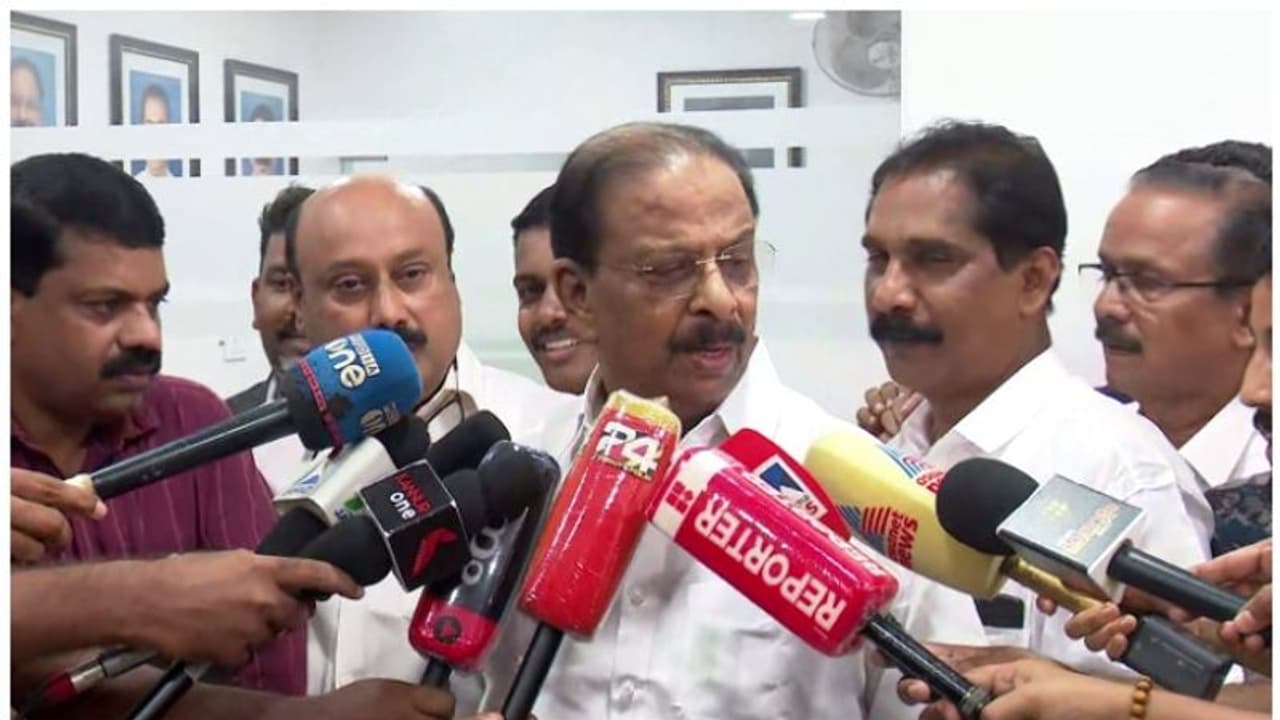 'വൃദ്ധനല്ലേ മരിച്ചത്? ചെറുപ്പക്കാരനല്ലല്ലോ, ബോംബ് ഇനിയും പൊട്ടാനുണ്ട്'; വിവാദ പരാമര്ശവുമായി കെ സുധാകരൻ 'വൃദ്ധനല്ലേ മരിച്ചത്? ചെറുപ്പക്കാരനല്ലല്ലോ, ബോംബ് ഇനിയും പൊട്ടാനുണ്ട്'; വിവാദ പരാമര്ശവുമായി കെ സുധാകരൻ