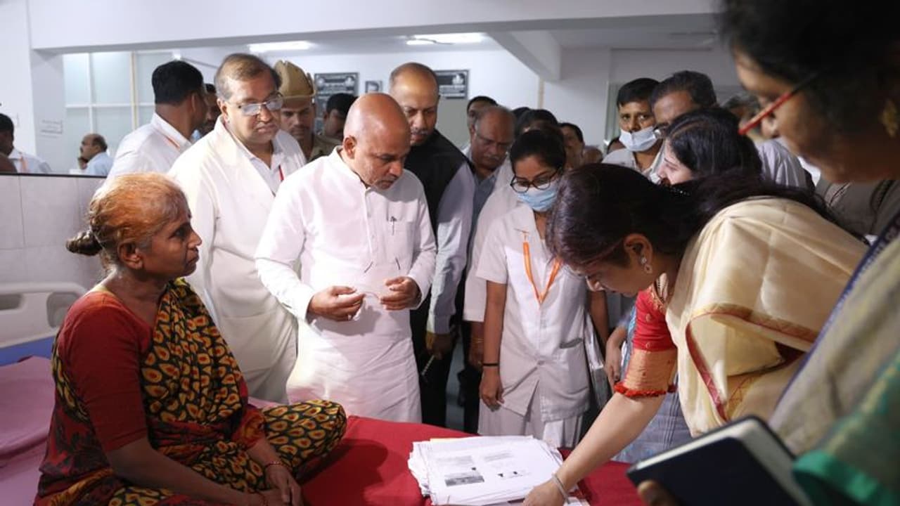 ಕಿದ್ವಾಯಿ ಇಂದಿರಾಗಾಂಧಿ ಮಕ್ಕಳ ಆಸ್ಪತ್ರೆಗೆ ದಿಢೀರ್ ಭೇಟಿ; ವೈದ್ಯ ಸಿಬ್ಬಂದಿಗೆ ಚಳಿ ಬಿಡಿಸಿದ ಸಚಿವ ಶರಣಪ್ರಕಾಶ್ ಪಾಟೀಲ್ ಕಿದ್ವಾಯಿ ಇಂದಿರಾಗಾಂಧಿ ಮಕ್ಕಳ ಆಸ್ಪತ್ರೆಗೆ ದಿಢೀರ್ ಭೇಟಿ; ವೈದ್ಯ ಸಿಬ್ಬಂದಿಗೆ ಚಳಿ ಬಿಡಿಸಿದ ಸಚಿವ ಶರಣಪ್ರಕಾಶ್ ಪಾಟೀಲ್