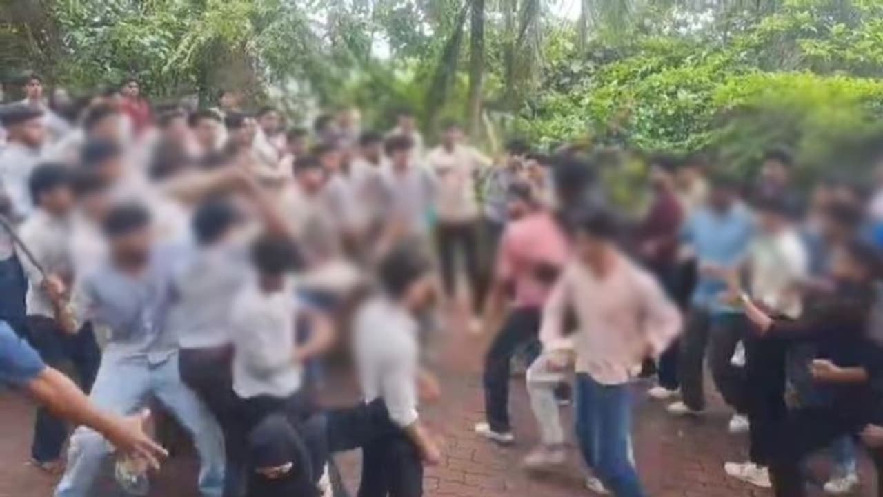 പൂര്വ്വവിദ്യാര്ത്ഥികളും അവസാന വര്ഷ വിദ്യാര്ത്ഥികളും തമ്മിൽ കൂട്ടയടി, സംഭവം പാലക്കാട് എംഇഎസ് കോളേജിൽ പൂര്വ്വവിദ്യാര്ത്ഥികളും അവസാന വര്ഷ വിദ്യാര്ത്ഥികളും തമ്മിൽ കൂട്ടയടി, സംഭവം പാലക്കാട് എംഇഎസ് കോളേജിൽ