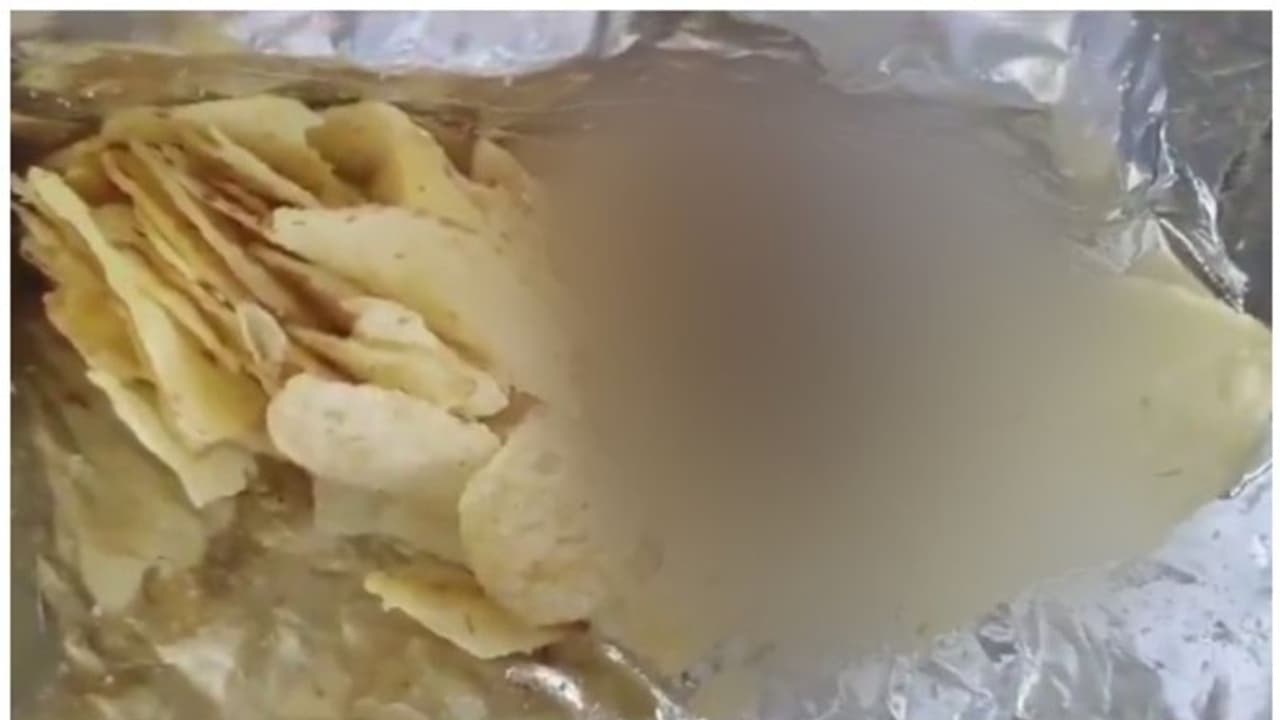 പൊട്ടറ്റോ ചിപ്സിൽ ചത്ത തവള; കണ്ടെത്തിയത് ബാലാജി വേഫേഴ്സിന്റെ പാക്കറ്റിൽ; നടപടിയെടുക്കുമെന്ന് ഭക്ഷ്യവകുപ്പ് പൊട്ടറ്റോ ചിപ്സിൽ ചത്ത തവള; കണ്ടെത്തിയത് ബാലാജി വേഫേഴ്സിന്റെ പാക്കറ്റിൽ; നടപടിയെടുക്കുമെന്ന് ഭക്ഷ്യവകുപ്പ്