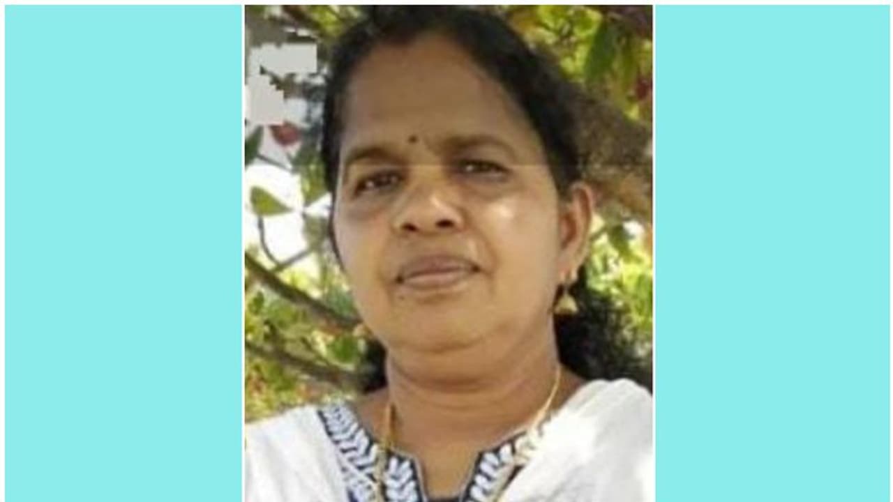 ഭര്ത്താവിനൊപ്പം യാത്ര ചെയ്യവേ ബൈക്ക് ടിപ്പറിനടിയിലേക്ക് മറിഞ്ഞു, വീട്ടമ്മക്ക് ദാരുണാന്ത്യം ഭര്ത്താവിനൊപ്പം യാത്ര ചെയ്യവേ ബൈക്ക് ടിപ്പറിനടിയിലേക്ക് മറിഞ്ഞു, വീട്ടമ്മക്ക് ദാരുണാന്ത്യം