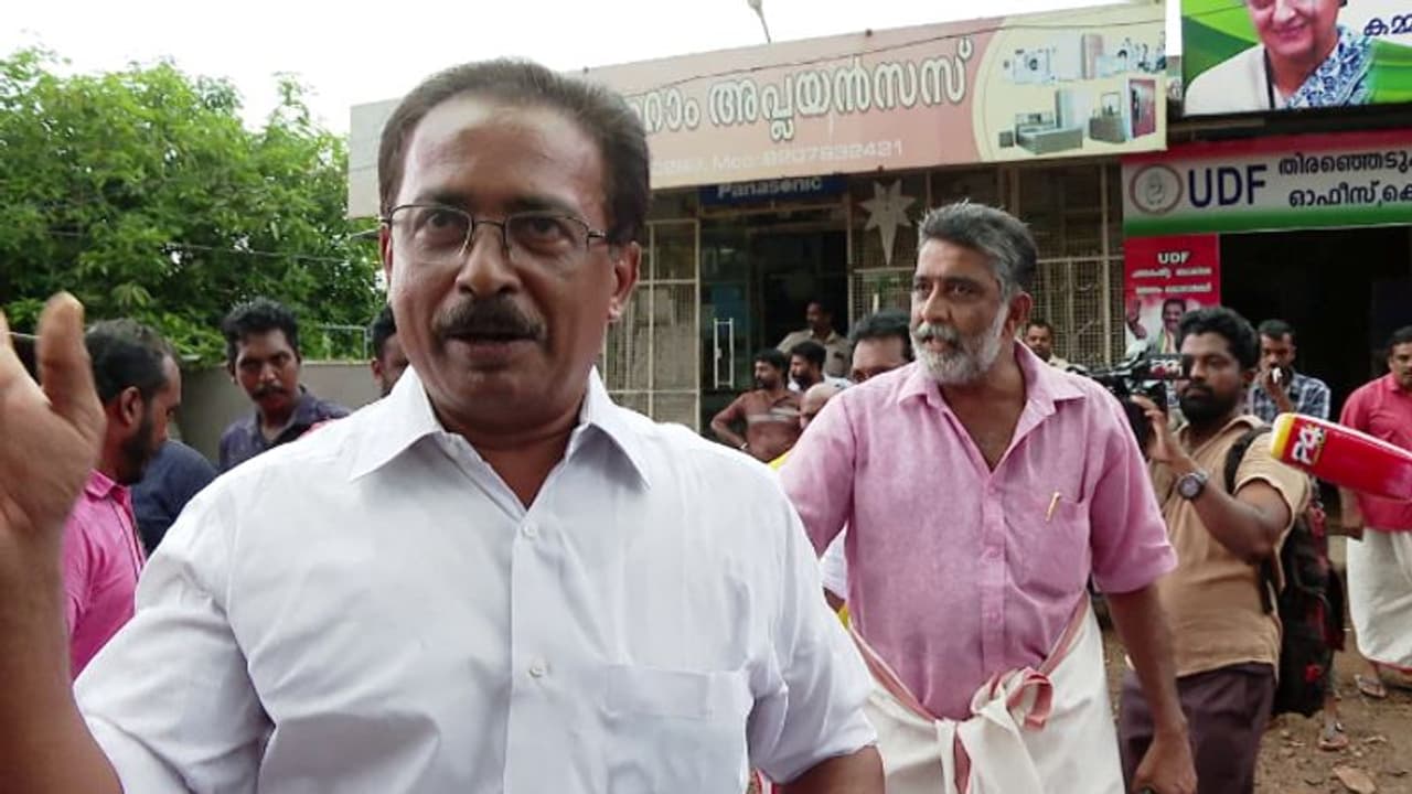 നടുറോഡിലെ കയ്യാങ്കളി; മന്ത്രി വീണ ജോര്ജിന്റെ ഭര്ത്താവിന്റെ റോഡ് അളക്കലിൽ സിപിഎമ്മിന് അതൃപ്തി നടുറോഡിലെ കയ്യാങ്കളി; മന്ത്രി വീണ ജോര്ജിന്റെ ഭര്ത്താവിന്റെ റോഡ് അളക്കലിൽ സിപിഎമ്മിന് അതൃപ്തി