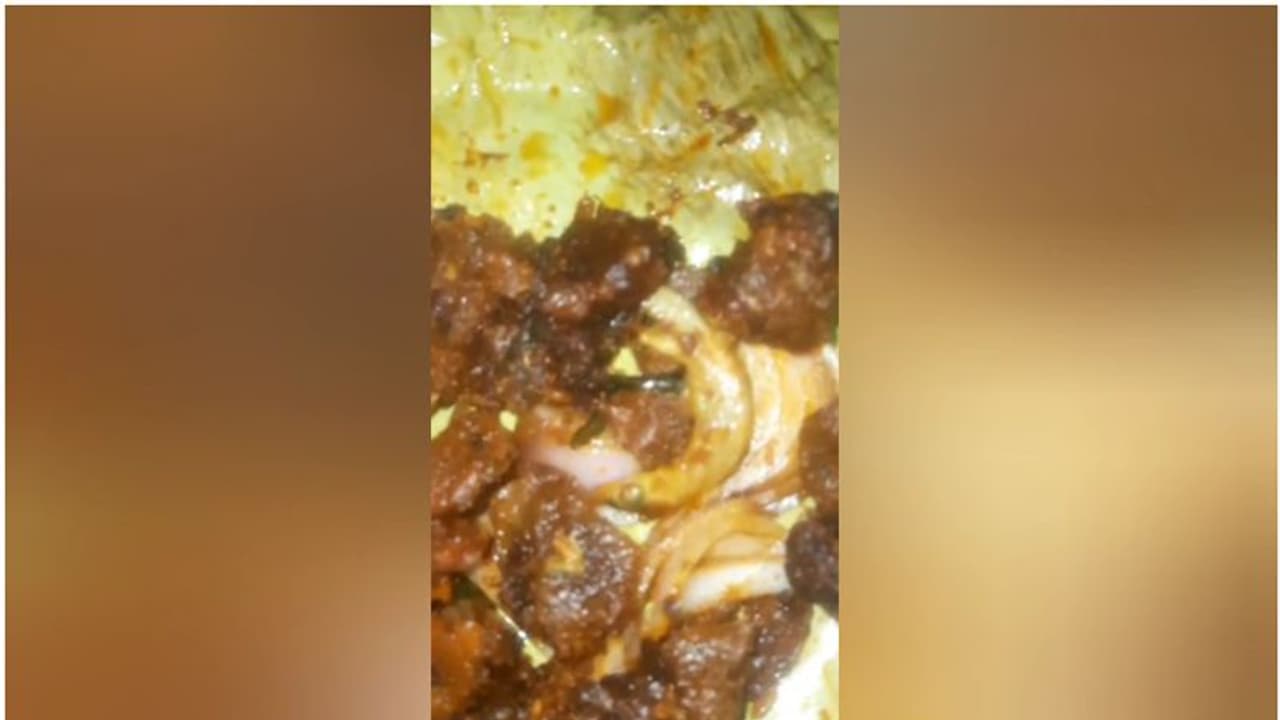 പാഴ്സൽ വാങ്ങിയ ബീഫ് ഫ്രൈയിൽ ചത്ത പല്ലി; ഹോട്ടലിൽ ഭക്ഷ്യസുരക്ഷാ ഉദ്യോഗസ്ഥർ പരിശോധന നടത്തി പാഴ്സൽ വാങ്ങിയ ബീഫ് ഫ്രൈയിൽ ചത്ത പല്ലി; ഹോട്ടലിൽ ഭക്ഷ്യസുരക്ഷാ ഉദ്യോഗസ്ഥർ പരിശോധന നടത്തി