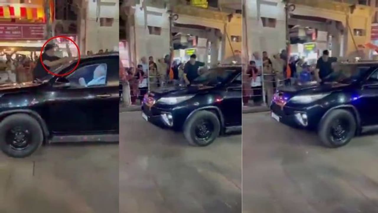 ಮೋದಿ ಕಾಶಿ ಭೇಟಿ ವೇಳೆ ಕಾರಿನ ಮೇಲೆ ಚಪ್ಪಲಿ ಎಸೆತ: ವಿಡಿಯೋ ವೈರಲ್ ಮೋದಿ ಕಾಶಿ ಭೇಟಿ ವೇಳೆ ಕಾರಿನ ಮೇಲೆ ಚಪ್ಪಲಿ ಎಸೆತ: ವಿಡಿಯೋ ವೈರಲ್