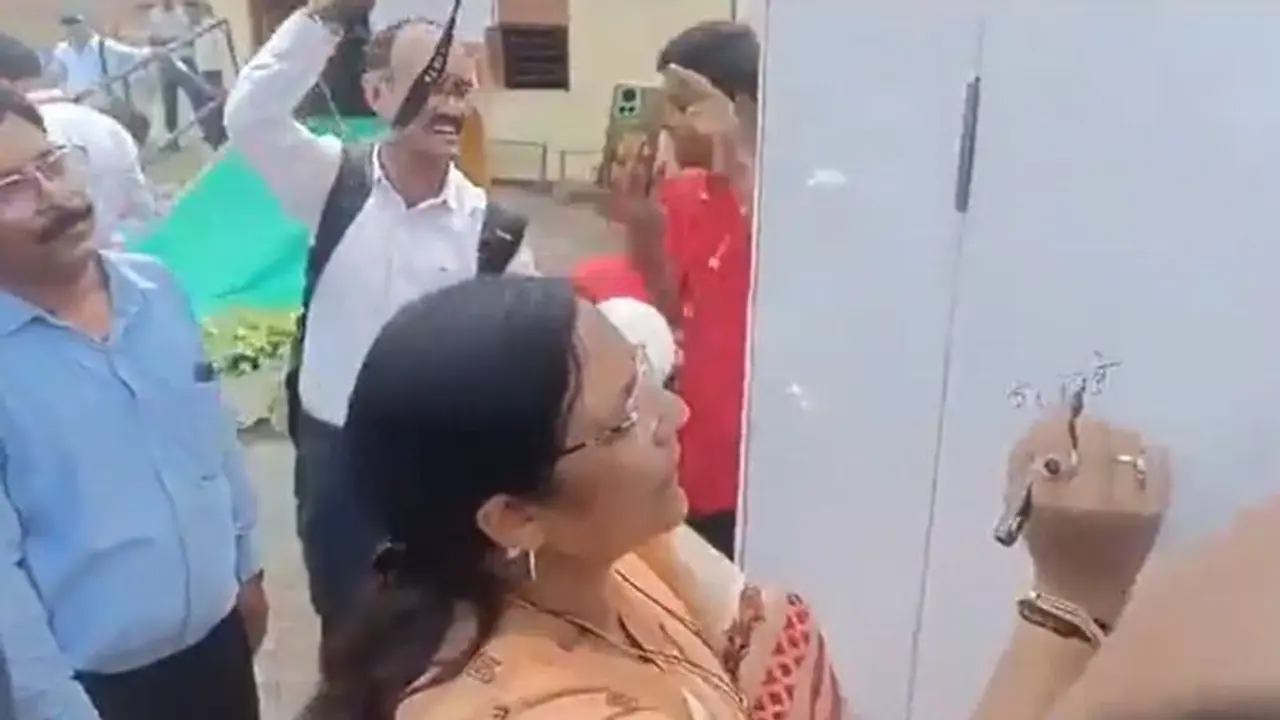 WATCH: Union Minister misspells 'Beti Bachao, Beti Padhao', Congress slams BJP; video goes viral WATCH: Union Minister misspells 'Beti Bachao, Beti Padhao', Congress slams BJP; video goes viral