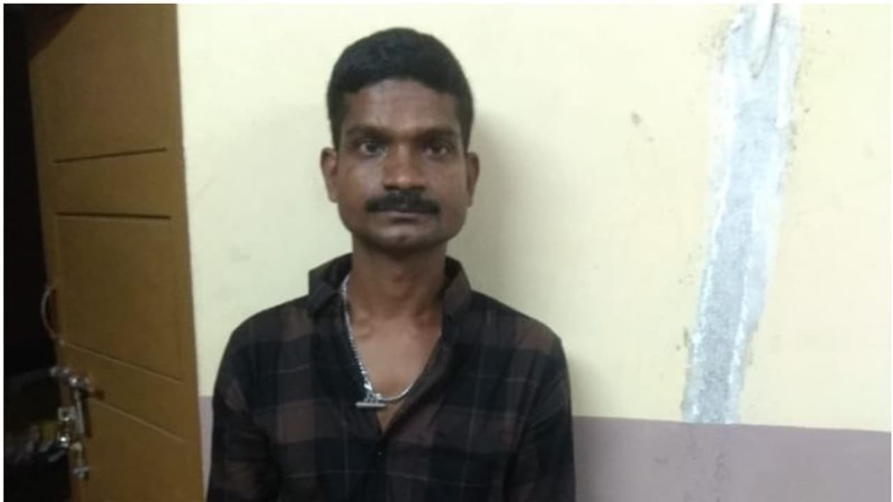 ലോക്കർ തകർക്കാനായില്ല, ആഭരണ നിര്മാണ കടയില് നിന്നും അരക്കിലോ വെള്ളി മോഷ്ടിച്ചു; 37കാരൻ അറസ്റ്റിൽ ലോക്കർ തകർക്കാനായില്ല, ആഭരണ നിര്മാണ കടയില് നിന്നും അരക്കിലോ വെള്ളി മോഷ്ടിച്ചു; 37കാരൻ അറസ്റ്റിൽ