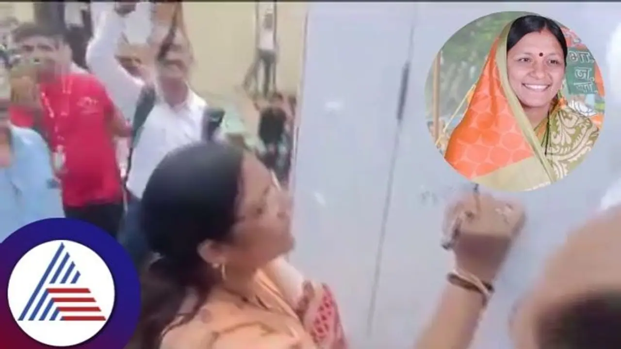 ಶಾಲೆಯಲ್ಲಿ ತಪ್ಪು ಸಾಲುಗಳನ್ನು ಬರೆದು ಮುಜುಗರಕ್ಕೊಳಗಾದ ಕೇಂದ್ರ ಸಚಿವೆ ಶಾಲೆಯಲ್ಲಿ ತಪ್ಪು ಸಾಲುಗಳನ್ನು ಬರೆದು ಮುಜುಗರಕ್ಕೊಳಗಾದ ಕೇಂದ್ರ ಸಚಿವೆ