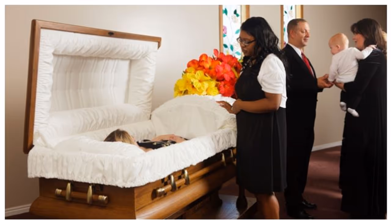 മരിച്ചെന്ന് കരുതി അടക്കാന് ചെന്നപ്പോള് അസാധാരണ ശബ്ദം; യുഎസില് 74 കാരിക്ക് പുതുജീവന് മരിച്ചെന്ന് കരുതി അടക്കാന് ചെന്നപ്പോള് അസാധാരണ ശബ്ദം; യുഎസില് 74 കാരിക്ക് പുതുജീവന്