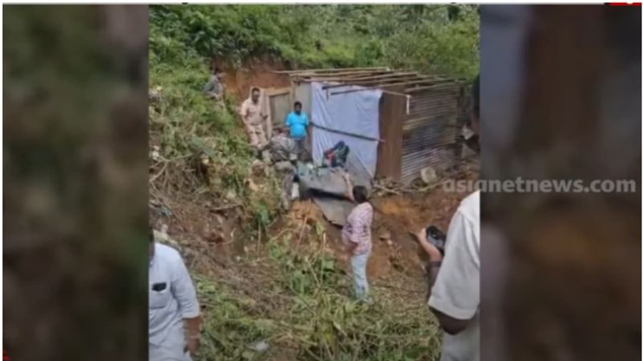 മൂന്നാറിൽ കയ്യേറ്റം ഒഴിപ്പിക്കാനെത്തിയ ഉദ്യോഗസ്ഥരെ ഭീഷണിപ്പെടുത്തി സിപിഐ ലോക്കൽ സെക്രട്ടറി മൂന്നാറിൽ കയ്യേറ്റം ഒഴിപ്പിക്കാനെത്തിയ ഉദ്യോഗസ്ഥരെ ഭീഷണിപ്പെടുത്തി സിപിഐ ലോക്കൽ സെക്രട്ടറി