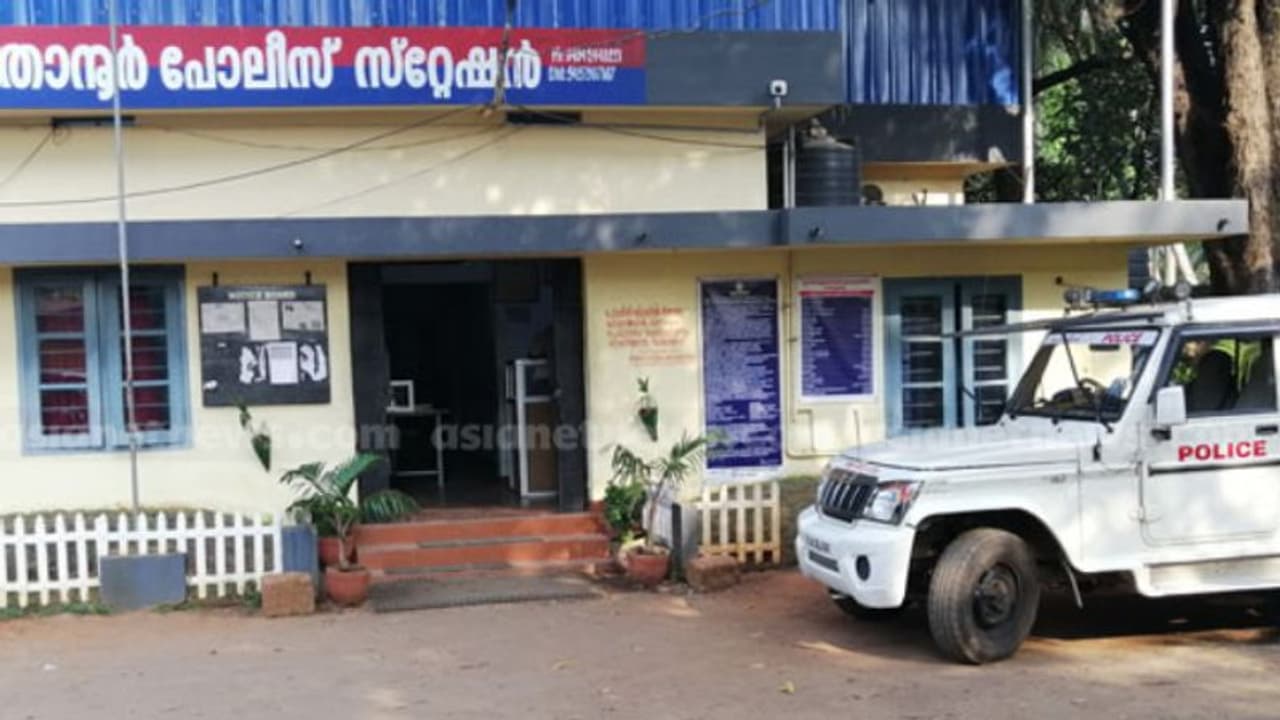 താനൂര് കടപ്പുറത്ത് കണ്ട പെൺകുട്ടിയെ നാട്ടുകാര് പൊലീസ് സ്റ്റേഷനിൽ എത്തിച്ചു; അമ്മയ്ക്ക് ഒപ്പം വിട്ടയച്ചു താനൂര് കടപ്പുറത്ത് കണ്ട പെൺകുട്ടിയെ നാട്ടുകാര് പൊലീസ് സ്റ്റേഷനിൽ എത്തിച്ചു; അമ്മയ്ക്ക് ഒപ്പം വിട്ടയച്ചു