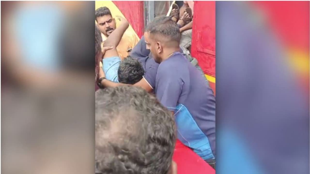 ഓടിക്കൊണ്ടിരുന്ന കെഎസ്ആർടിസി ബസിൽ കണ്ടക്ടർ കുഴഞ്ഞു വീണു; കൈത്താങ്ങായി യാത്രക്കാർ ഓടിക്കൊണ്ടിരുന്ന കെഎസ്ആർടിസി ബസിൽ കണ്ടക്ടർ കുഴഞ്ഞു വീണു; കൈത്താങ്ങായി യാത്രക്കാർ