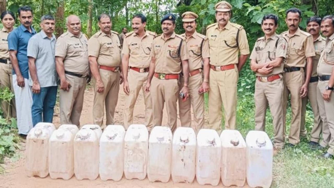 വെള്ളച്ചാലിൽ കുഴിച്ചിട്ട 35 ലിറ്ററിന്റെ 9 കന്നാസുകൾ, ആകെ 270 ലിറ്റർ സ്പിരിറ്റ്! കൊല്ലങ്കോട് എക്സൈസ് റെയ്ഡ് വെള്ളച്ചാലിൽ കുഴിച്ചിട്ട 35 ലിറ്ററിന്റെ 9 കന്നാസുകൾ, ആകെ 270 ലിറ്റർ സ്പിരിറ്റ്! കൊല്ലങ്കോട് എക്സൈസ് റെയ്ഡ്