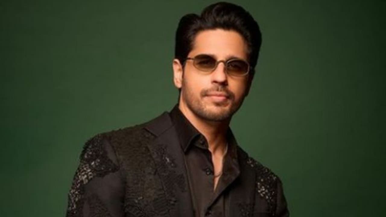 ഇനി യൂണിഫോമിട്ട നായകനാകാൻ ഇല്ല, ചിത്രം വേണ്ടെന്നുവെച്ച് നടൻ സിദ്ധാര്ഥ് മല്ഹോത്ര ഇനി യൂണിഫോമിട്ട നായകനാകാൻ ഇല്ല, ചിത്രം വേണ്ടെന്നുവെച്ച് നടൻ സിദ്ധാര്ഥ് മല്ഹോത്ര