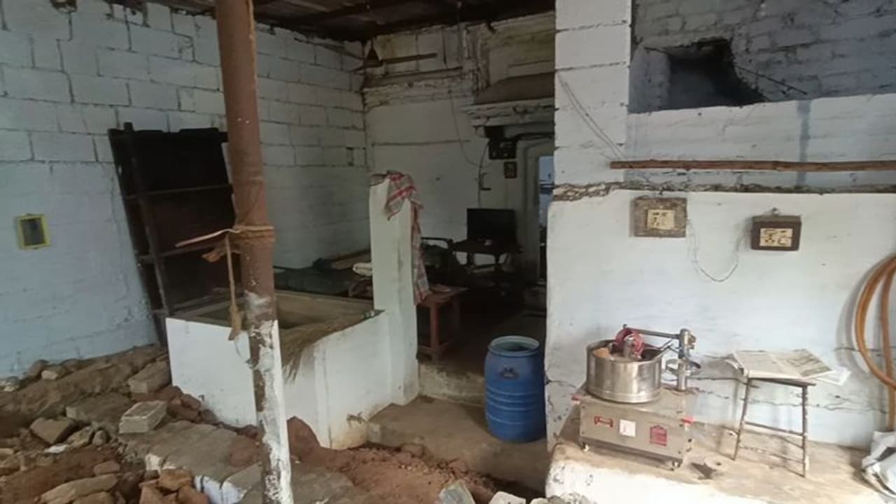 Construction Work: வீட்டிற்குள் பள்ளம் தோண்டியபோது திடீரென வெடித்துச் சிதறிய மர்ம பொருள்; 3 பேர் படுகாயம்