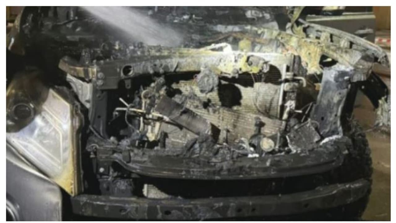 സൗദി അറേബ്യയില് ഓടിക്കൊണ്ടിരുന്ന കാറിന് തീപിടിച്ചു സൗദി അറേബ്യയില് ഓടിക്കൊണ്ടിരുന്ന കാറിന് തീപിടിച്ചു