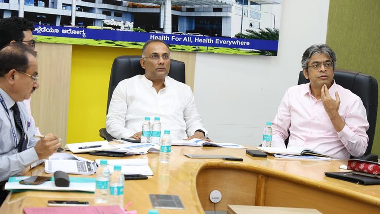 ಆರೋಗ್ಯ ಸೇವೆಗಳು ಸಮರ್ಪಕವಾಗಿ ಜನರಿಗೆ ಸಲ್ಲದಿದ್ದರೆ ಸಹಿಸಲ್ಲ: ಅಧಿಕಾರಿಗಳ ವಿರುದ್ಧ ದಿನೇಶ್ ಗುಂಡೂರಾವ್ ಗರಂ ಆರೋಗ್ಯ ಸೇವೆಗಳು ಸಮರ್ಪಕವಾಗಿ ಜನರಿಗೆ ಸಲ್ಲದಿದ್ದರೆ ಸಹಿಸಲ್ಲ: ಅಧಿಕಾರಿಗಳ ವಿರುದ್ಧ ದಿನೇಶ್ ಗುಂಡೂರಾವ್ ಗರಂ